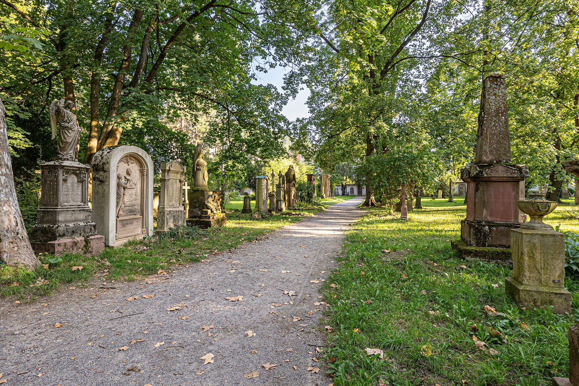 Der Alter Friedhof im Sommer mit Gräbern. 