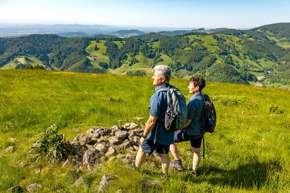 Wanderndes Paar im Münstertal