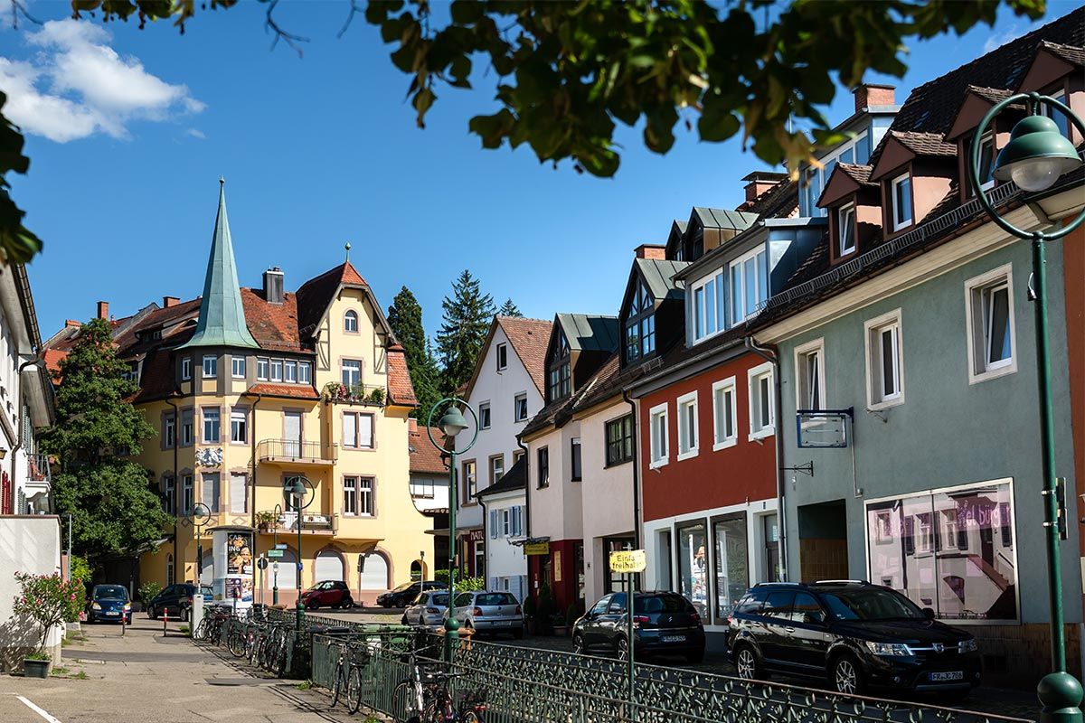 Kirchbplatz Herdern mit Blick auf das Restaurant Eichhalde